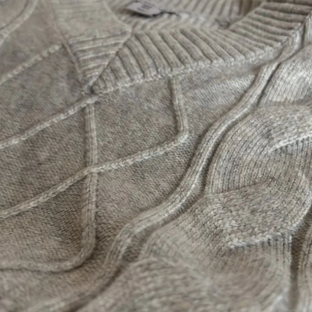 Beige colored sweater without sleeves - Picture 2 of 5